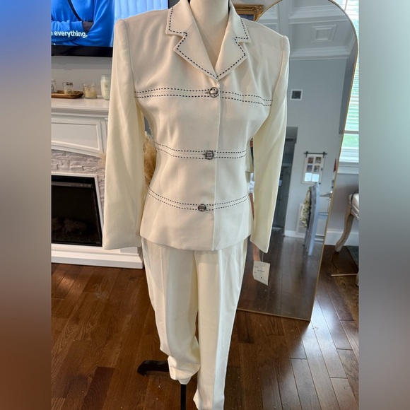 BNWT Stunning Ivory Blazer Suit Jacket with Black Stitching - Picture 1 of 9